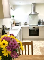 Fully equipped kitchen with flowers from the garden!