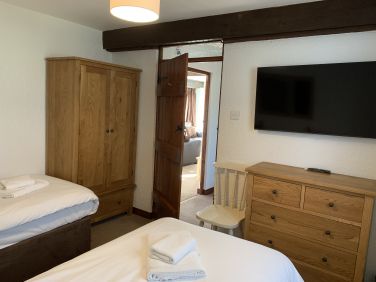 Farriers Cottage twin bedroom with smart TV