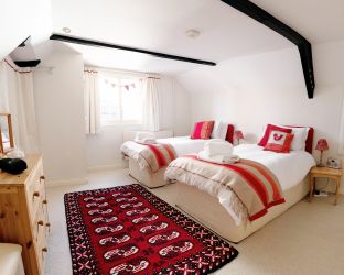 The spacious bedroom can have twin beds or a superking bed.