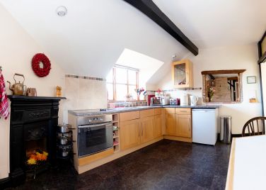 Well equipped kitchen/dining room.