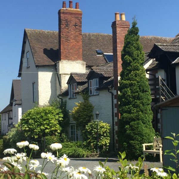 Holly Lodge, Self Catering Lodge in Herefordshire, Sleeps 46, WiFi