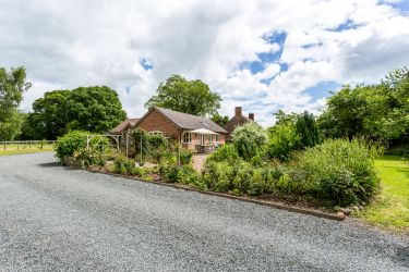 The Cider Mill and pretty enclosed garden all on one level with 3 double bedrooms & 3 bathrooms