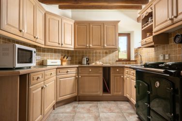 Well equipped kitchen with green Sandyford