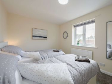 Second bedroom with twin beds