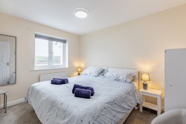 Double bedroom overlooks the river