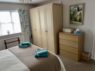 Kingsize ensuite bedroom