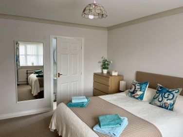 Kingsize ensuite bedroom