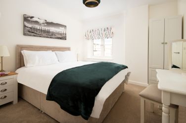 King bedroom with view to the garden