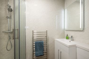 En suite shower room (off king bedroom)