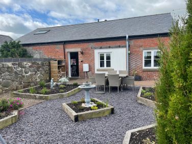 Private courtyard garden with outdoor seating, tables and barbecue