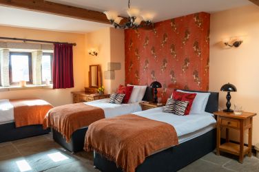 Tiger Bedroom (downstairs), Twin or Superking plus single bed, ensuite