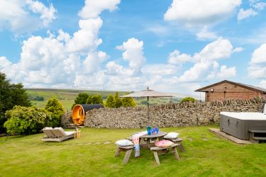 Spa garden available year round (also with cold plunge April-September)