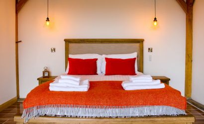 King-size bedroom at Oakview