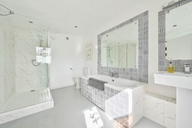 Downstairs large ensuite Bathroom