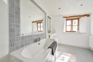 Downstairs large en-suite bathroom