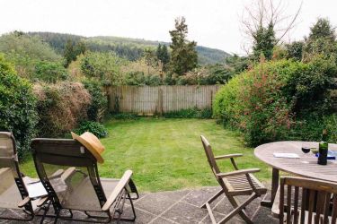 Mardon's pretty fenced private garden