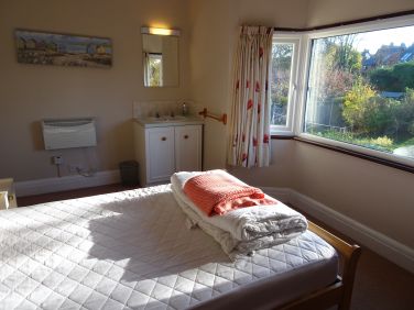 Double bedroom overlooking the garden.