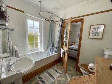 "Jack & Jill" bathroom and w/c