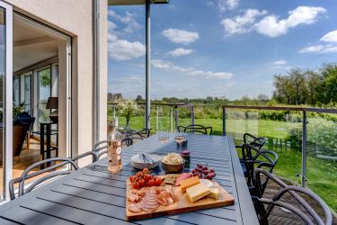 Outdoor dining for the whole family, huge blue skies and you have access to the shared nines island!