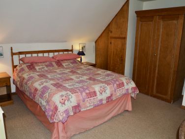 Master bedroom (king size bed)