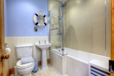 Nautical Cottage Main Bathroom