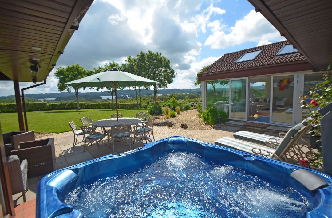Kingsley Lake View, Luxury Cottage in Somerset, Sleeps 16, Hot Tub