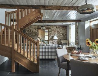 Tan Llan & The Coach House