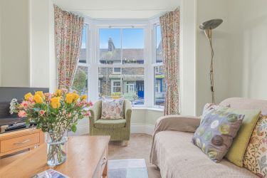 Sitting room with Smart TV and seating for five