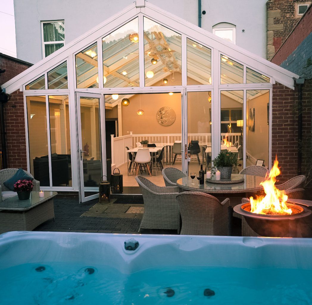 Ashbourne Hall, Luxury House in The Peak District, Sleeps 22