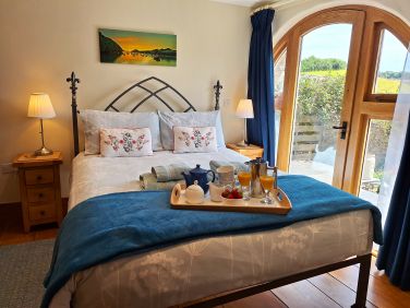 King size room with access to the garden