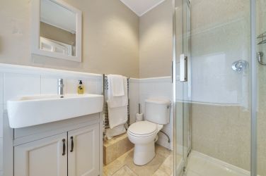 Boston House ensuite shower room  bedroom 1.