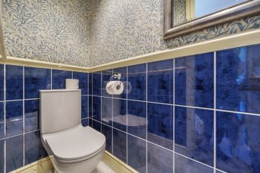 Boston House bedroom 3 ensuite toilet and shower room.