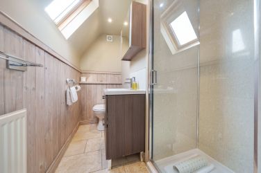 Boston House bedroom 7 ensuite.