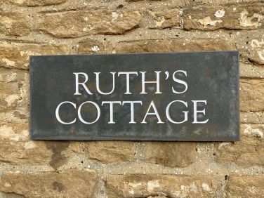 Ruth&rsquo;s cottage has 2 double rooms and 1 twin,  1 bathroom, 1 shower room and a downstairs WC