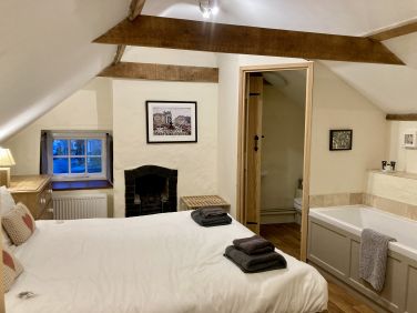 Apple Loft king room with original fireplace & beams, feature bath & ensuite WC & washbasin