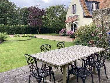Bakers cottage outside dining area at the rear of the cottage
