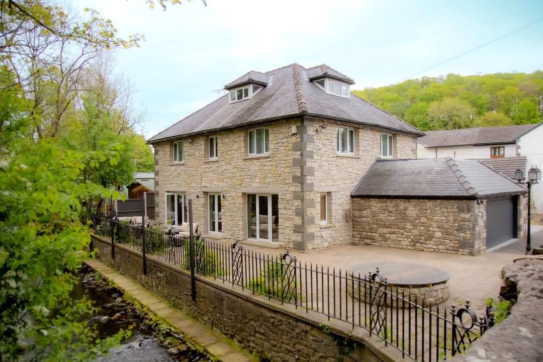 Millbrook Lodge, Waterside Cottage in The Lake District, Sleeps 10