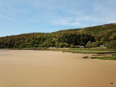 Beach at low tide in front of the chalets