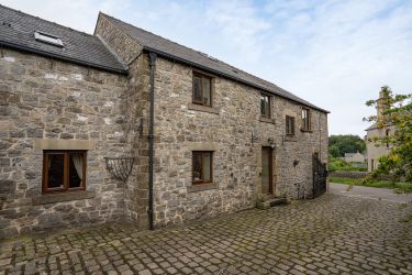 Detached Traditional Farmhouse within a 4min walk into Tideswell. Private off road parking for 6 car