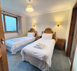 Twin bedroom with Egyptian Cotton bed sheets.