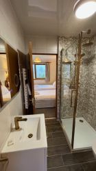 Downstairs twin bedroom ensuite shower room.