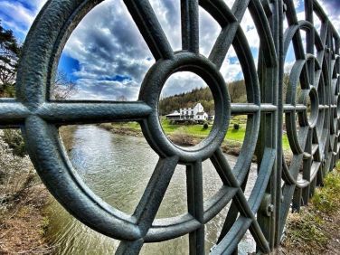 You will be spoilt for choice of where to eat and drink, pubs and cafes less than 5 mins walk