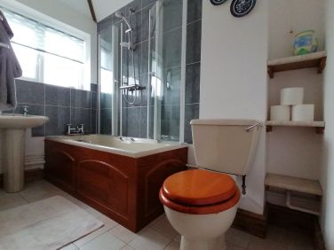 Bathroom with bath/shower