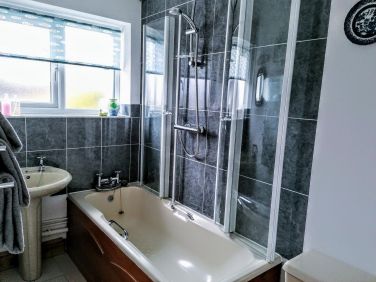 Bathroom with bath/shower