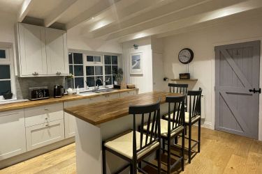Kitchen with Breakfast bar and 4 chairs
