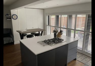 Island and Breakfast bar
