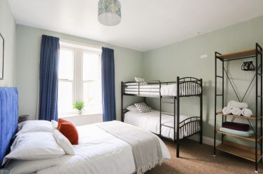 Dale House Kettlewell Bedroom 4 family room with shower