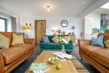 Living area, with sofas for 6.