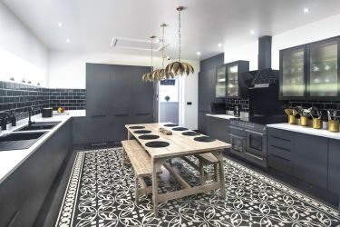Gourmet fully equipped kitchen.