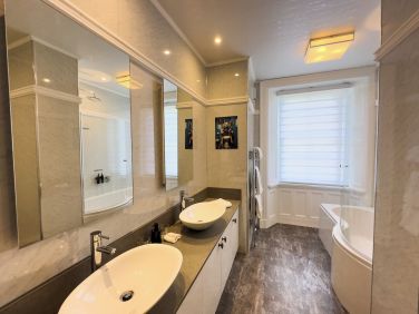 Spacious en-suite bathroom.